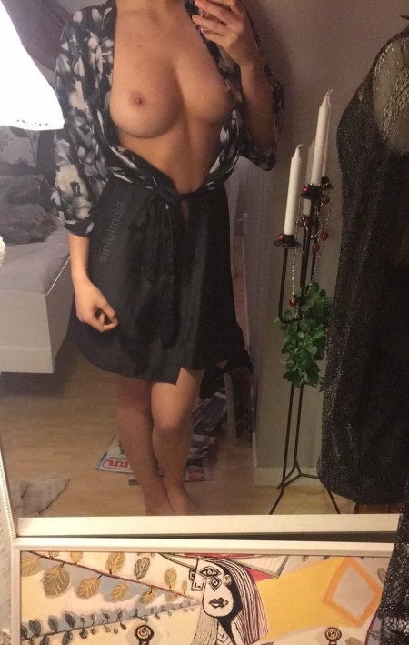 Эротическое селфи в халатике