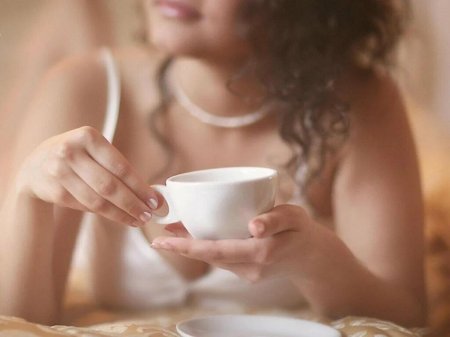 Девушка с чашкой