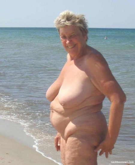 Старые женщины на пляже