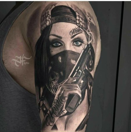 Тату девушка с пистолетом