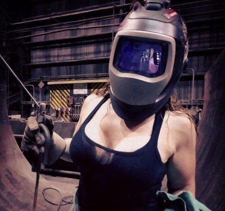 Женщина сварщик