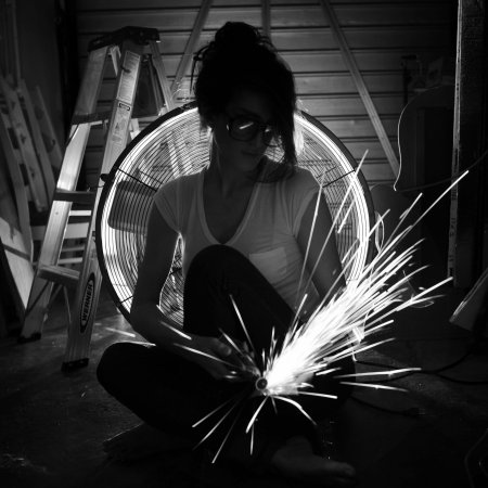 Девушка сварщица