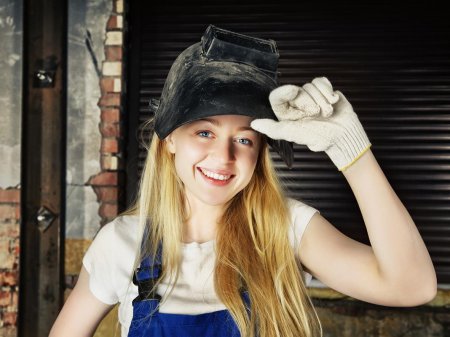 Красивая девушка сварщик