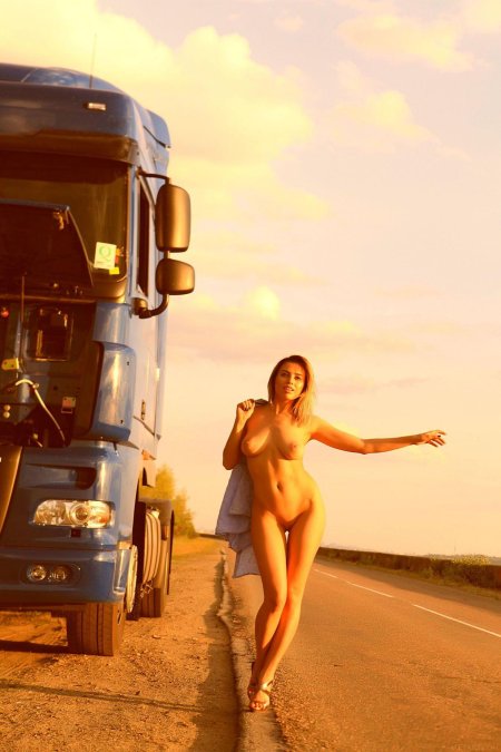 Голые женщины в кабине дальнобойщиков