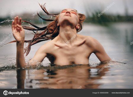 Голые девушки на озере