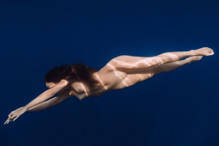 Девушка под водой