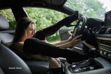 За рулем девушка