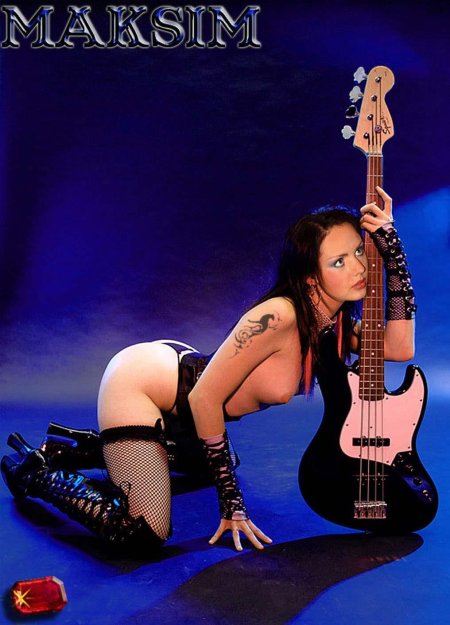 Эротическая фотосессия с гитарой