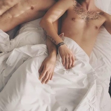 Красивый мужчина в постели