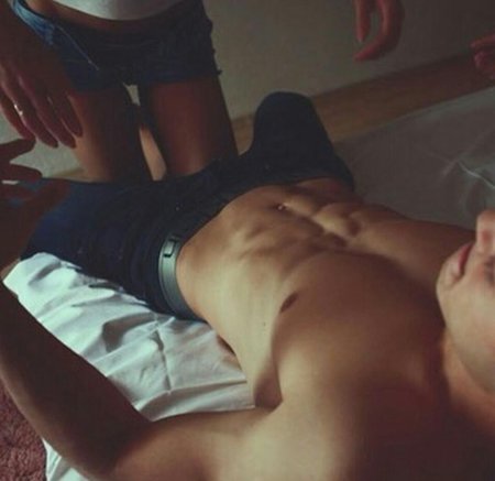 Пресс парня в кровати