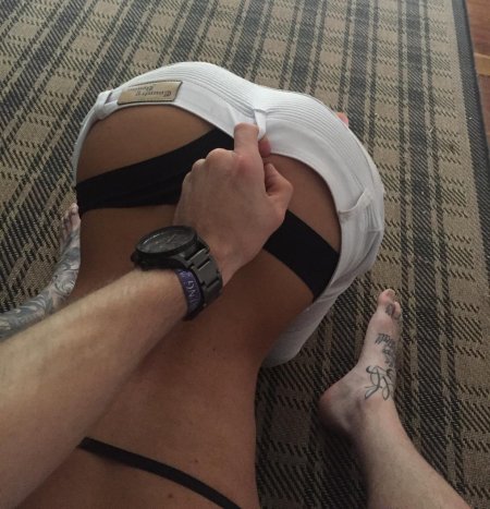 Мужская рука на женской попе