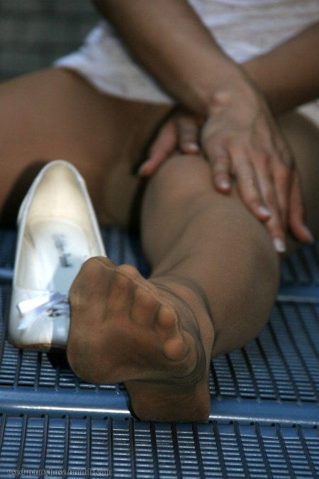 Женские ступни в колготках