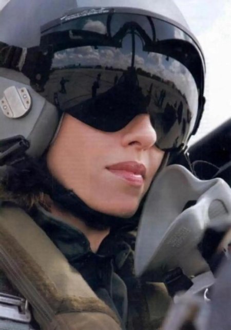 Пилот девушка