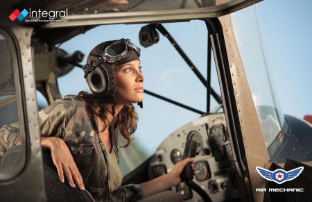 Девушка пилот самолета