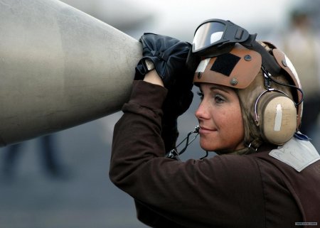 Красивая девушка пилот