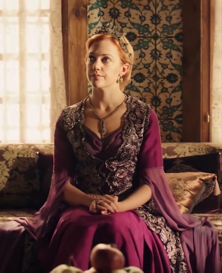 Хюррем султан в розовом платье