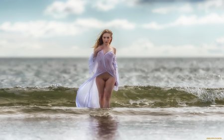 Девушка в мокром платье