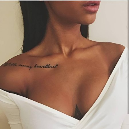 Татуировка для девушки на ключице