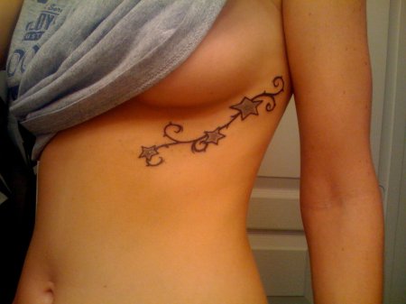 Тату под грудью