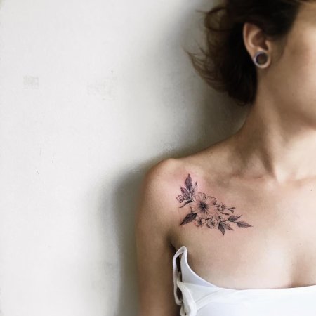 На ключице тату