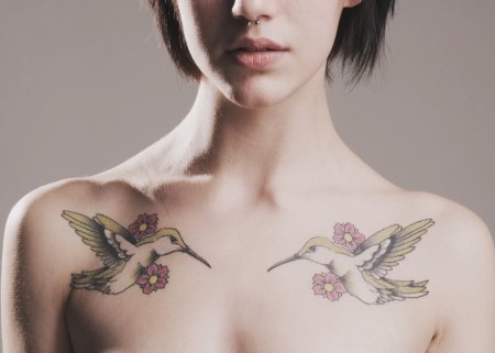 Тату колибри на ключице