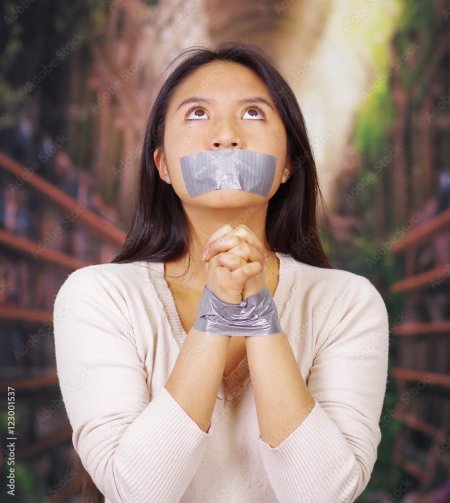 Девушка с заклеенным ртом