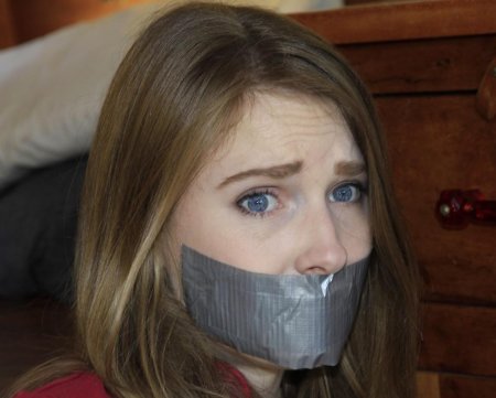 Связанная девушка с заклеенным ртом