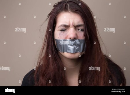 Девушка с заклеенным ртом скотчем