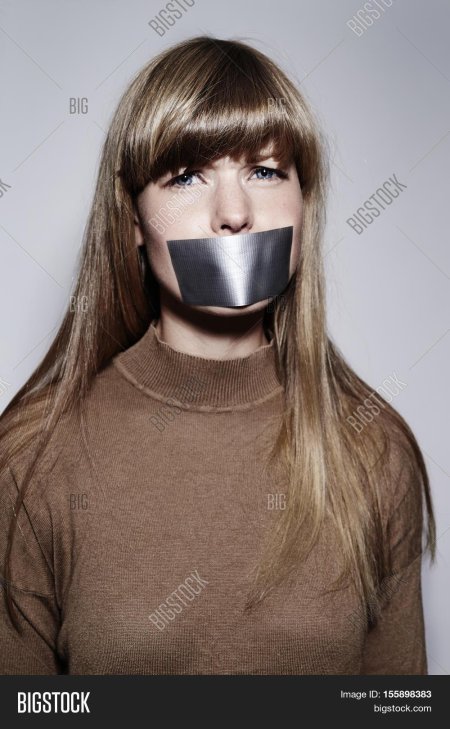 Заклеенный рот скотчем