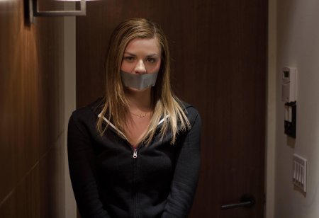 Меган галлахер с заклеенным ртом