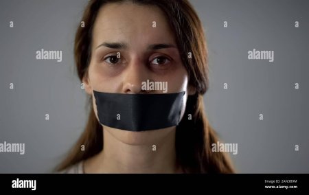 Заклеенный рот скотчем