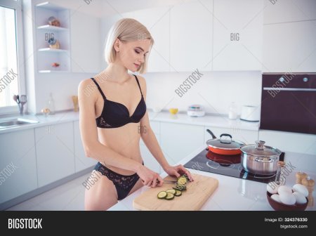 Девушка готовит на кухне