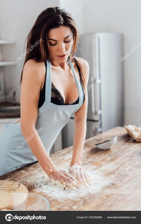 Фотосессия на кухне девушка в муке