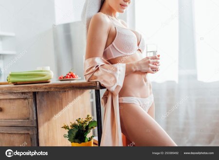 Женщина в белом белье