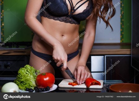 Еда на голой девушке