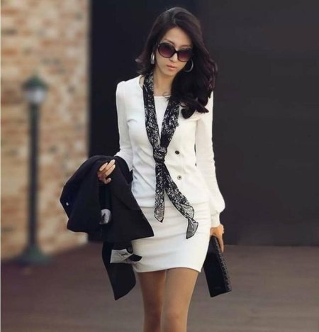 Черное платье с белым пиджаком