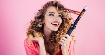 Девушка с плойкой