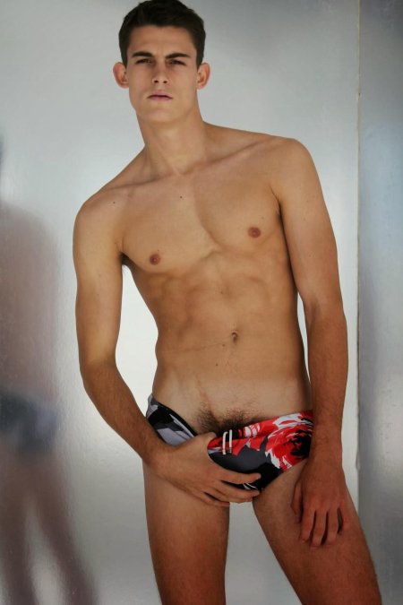 Мужчины с приспущенными трусами