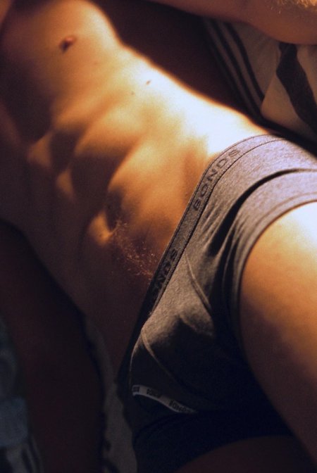 Мужской пенис в трусах