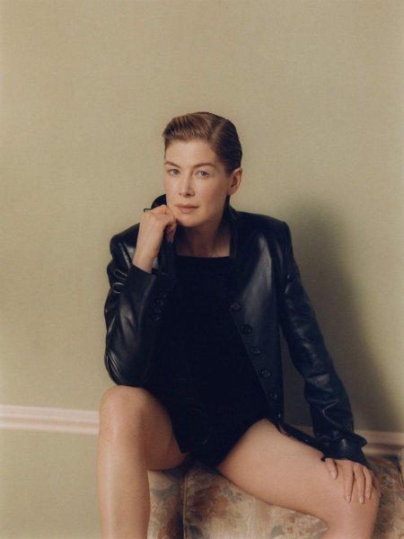 Розамунд пайк джеймс бонд