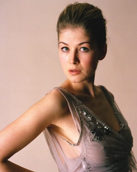 Розамунд пайк плей боу