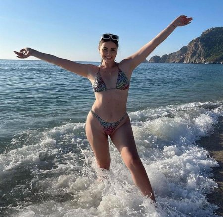 Скабеева на пляже в бикини