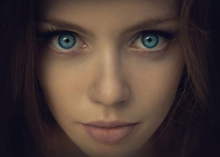 Красивая глаза