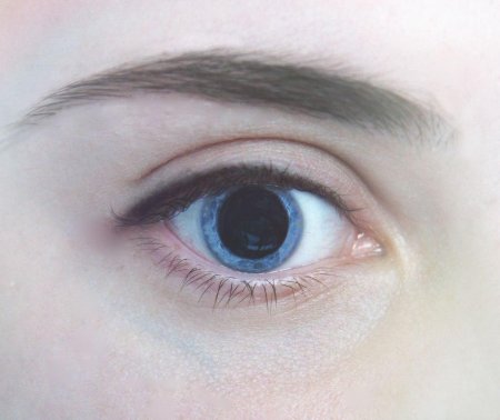 Расширенные зрачки голубые глаза