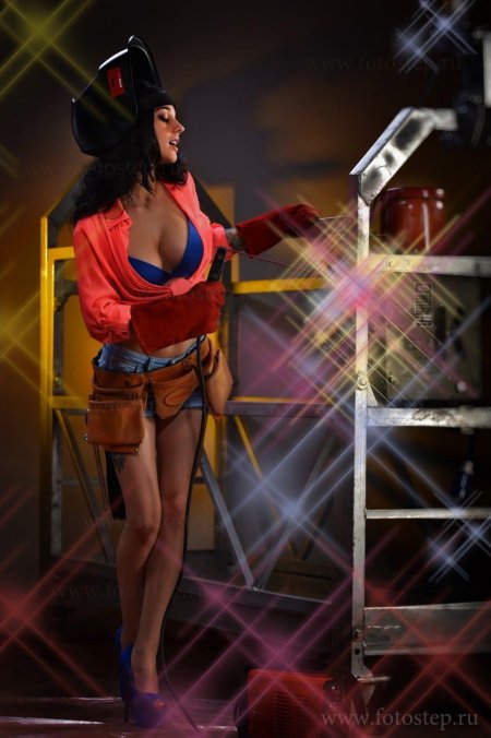 Красивая девушка сварщик