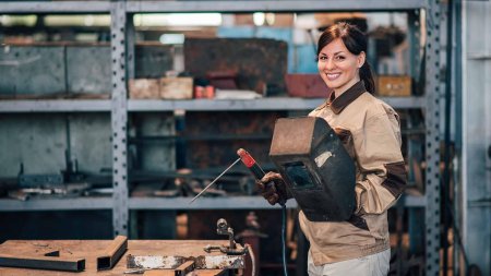 Женщина сварщик