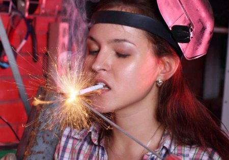Девушка сварка