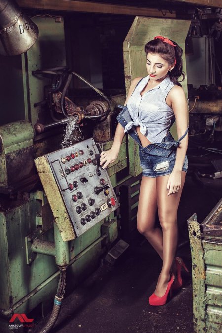 Девушка на заводе