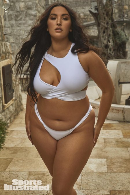 Модели плюс сайз