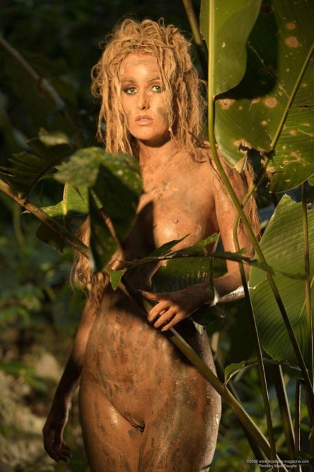 Голые девушки в джунглях